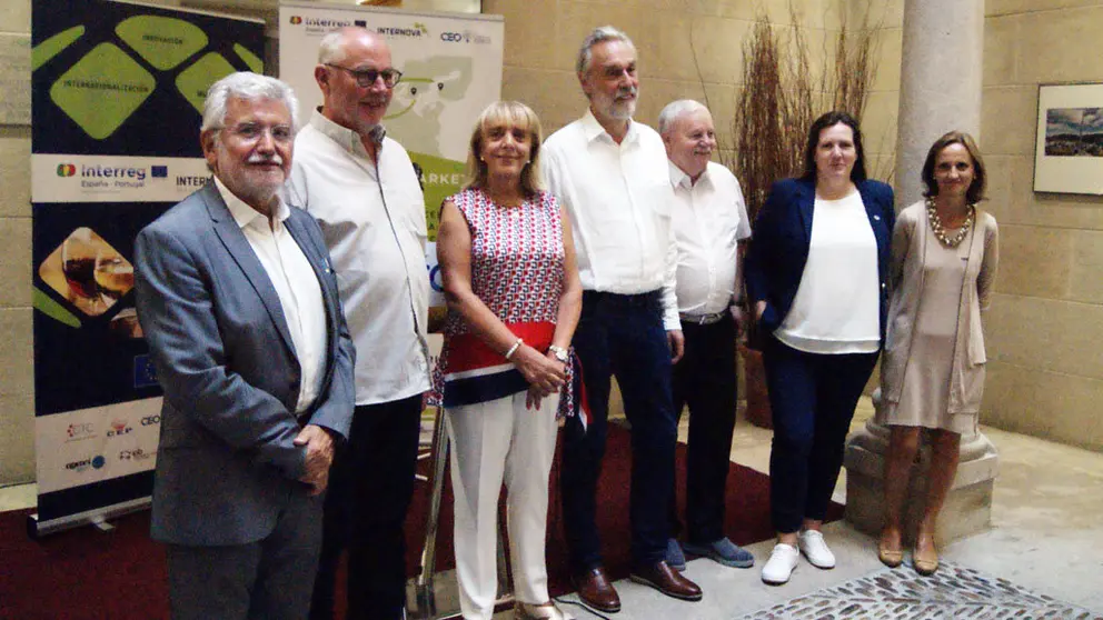 El vicepresidente de la Diputaci&oacute;n de Ourense, la presidenta de la CEO y la jefa de sector de ICEX Galicia, junto a los tres importadores daneses y la distribuidora sueca que participan en la misi&oacute;n./P.L.