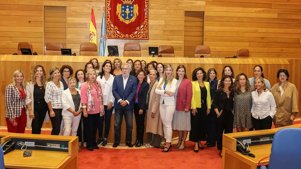 La delegaci&oacute;n de Empresarias y Directivas del Atl&aacute;ntico fue recibida en el Parlamento gallego por su presidente, Miguel &Aacute;ngel Santalices.