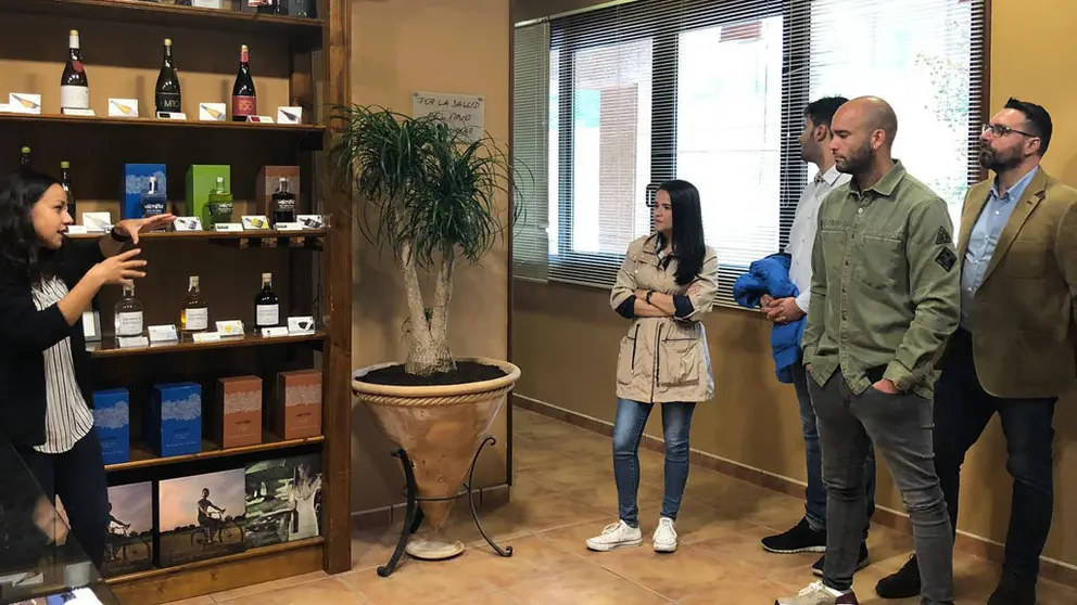 Los alumni, en la visita a Adega Valmi&ntilde;or.