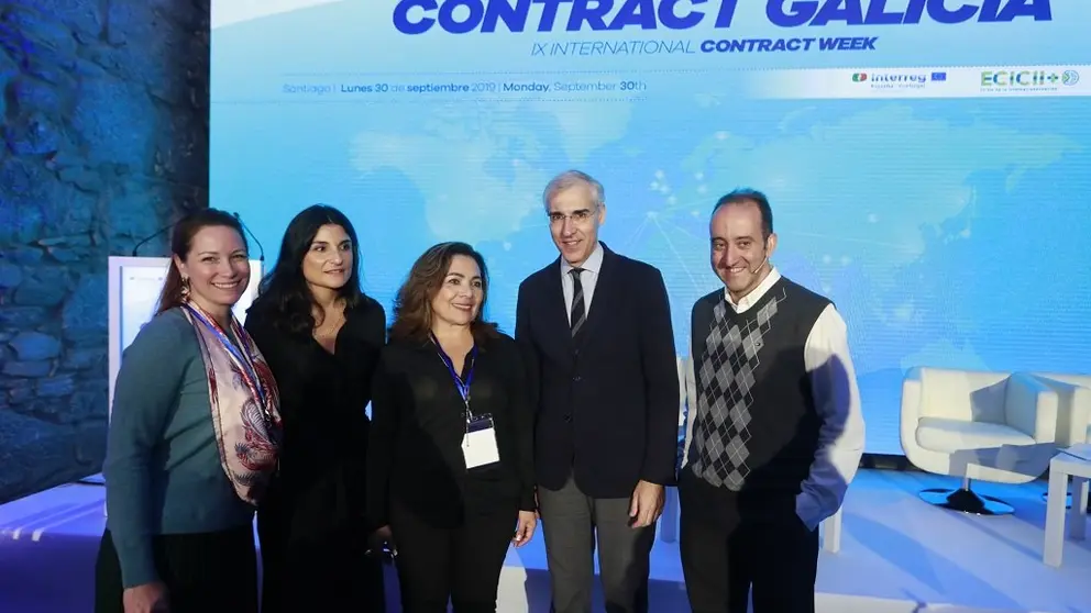 Francisco Conde (2&ordm; por la derecha) en la apertura de la Semana del Contract.