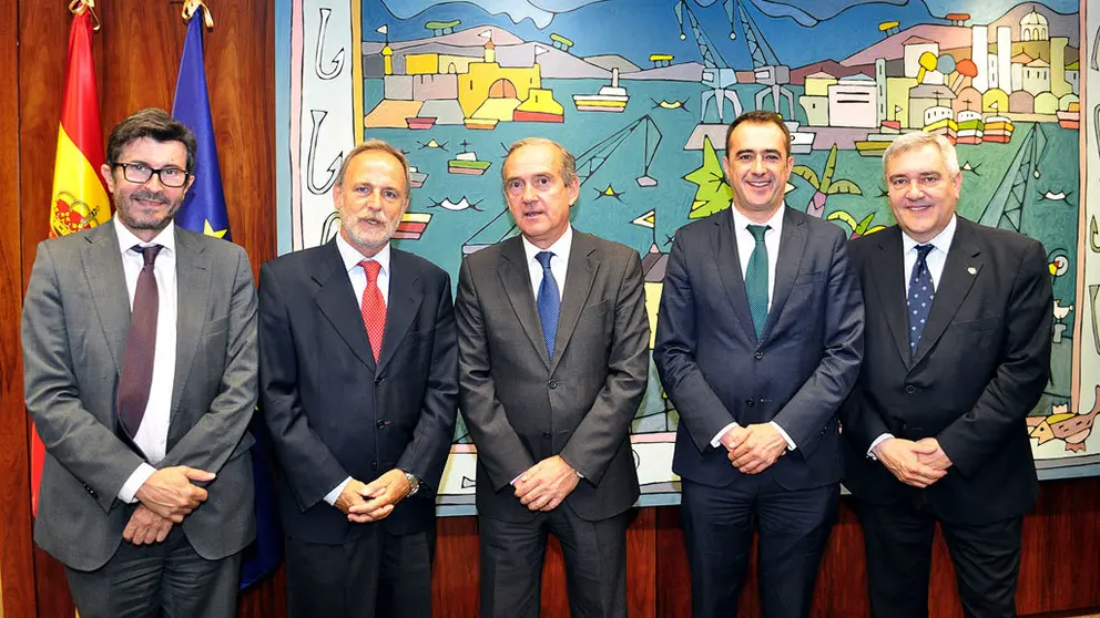 El presidente de Puertos del Estado, Salvador de la Encina (2&ordm; por la izq.) con el presidente de la Autoridad Portuaria de A Coru&ntilde;a, Enrique Losada (centro).