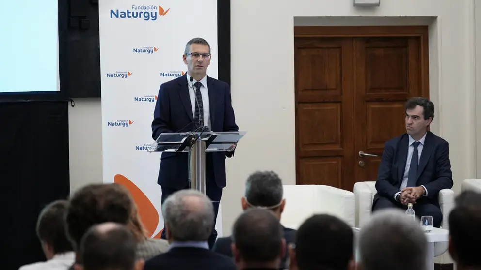 -Em&eacute;rito Freire, director del Departamento de Energ&iacute;a y Planificaci&oacute;n Energ&eacute;tica del Instituto Enerx&eacute;tico de Galicia (INEGA), interviene en la sesi&oacute;n inaugural del seminario ante la mirada del director de Energ&iacute;a, Tecnolog&iacute;a y Medio Ambiente de la Fundaci&oacute;n Naturgy, Manuel Calvo.