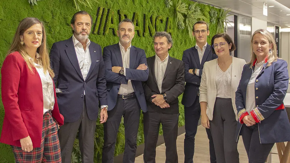 De izquierda a derecha: Patricia Gonz&aacute;lez, gerente de la direcci&oacute;n de Proyectos-Participadas de ABANCA; Javier Carral, director de Participadas de ABANCA; Javier Jim&eacute;nez, director general de Lanzadera; Eduardo Aldao, director de Innovaci&oacute;n de ABANCA; Ismael Valero, responsable de Lanzadera Corporate; Rosa Seoane, gerente de ABANCA Innova; y Emilia Carballeira, especialista de la direcci&oacute;n de Control-Participadas de Abanca.