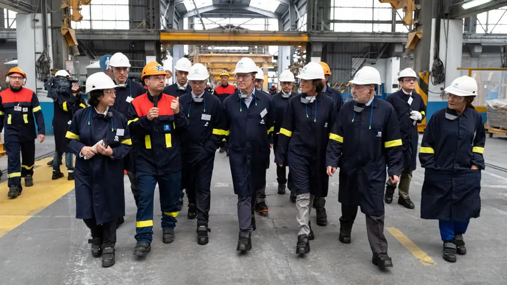 En el centro de la imagen, Alberto N&uacute;&ntilde;ez Feij&oacute;o y a su izquierda, la ministra Reyes Maroto, en la visita a la planta de Alcoa San Cibrao./D.CABEZ&Oacute;N.