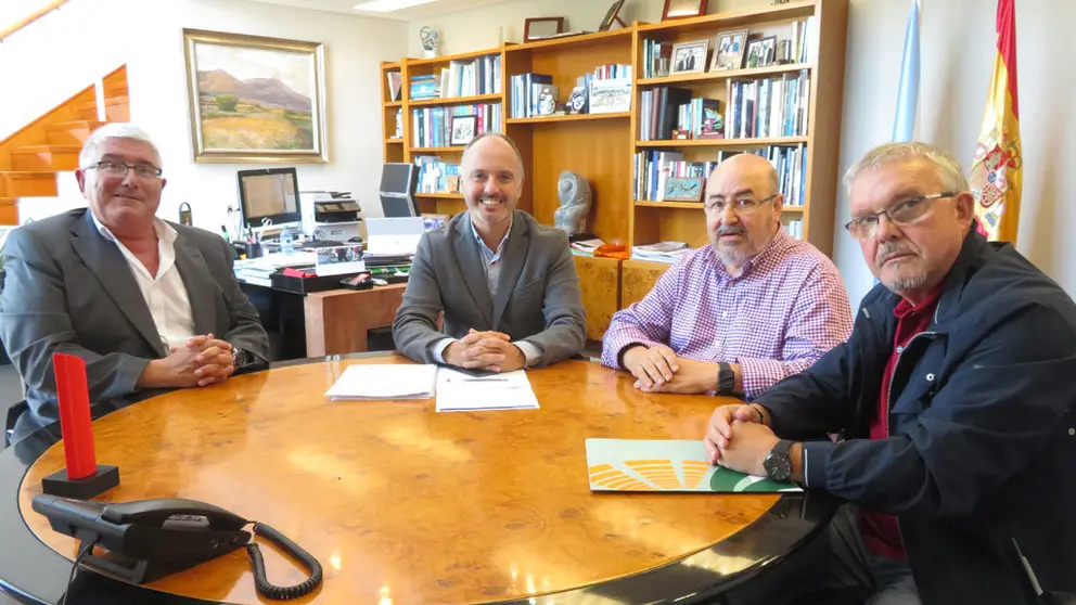 David Regades junto a los directivos de Uni&oacute;ns Agrarias.