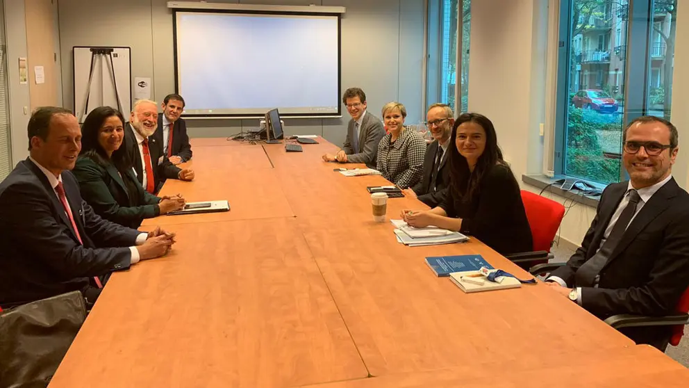 La delegaci&oacute;n viguesa (izq.) en una de sus reuniones en Bruselas.