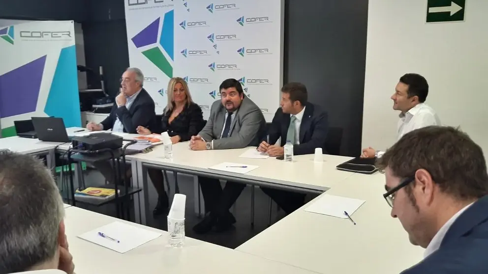 La gerente de SEA, Beatriz Sestayo, junto al presidente de Cofer, Cristobal Dobarro, y otros directivos de la asociaci&oacute;n empresarial ferrolana.