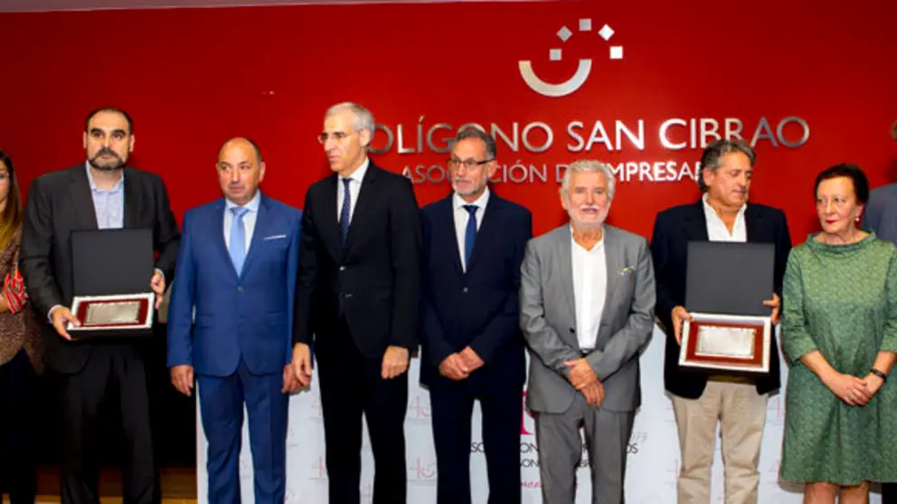 Directivos de la Asociaci&oacute;n de empresarios del Pol&iacute;gono de San Cibrao, autoridades y familiares de los homenajeados.