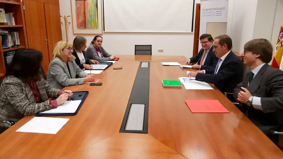 El conselleiro de Facenda, Valeriano Mart&iacute;nez (der.) en su reuni&oacute;n con los representantes sindicales.