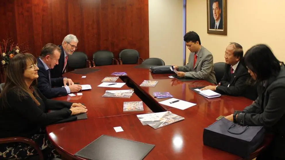 Directivos de la CEC con la delegaci&oacute;n vietnamita, encabezada por su embajador en Espa&ntilde;a.