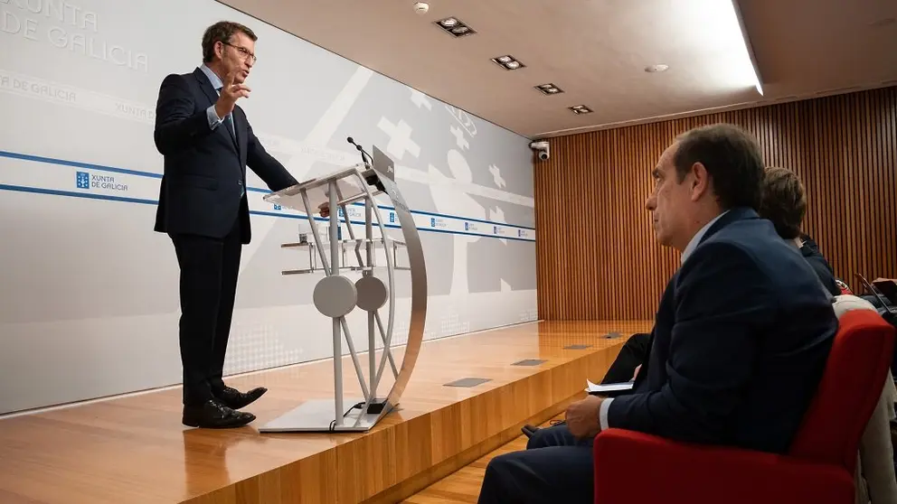 Alberto N&uacute;&ntilde;ez Feij&oacute;o explica las claves de los Presupuestos de 2020, y en primer plano, sentado, el conselleiro de Facenda.