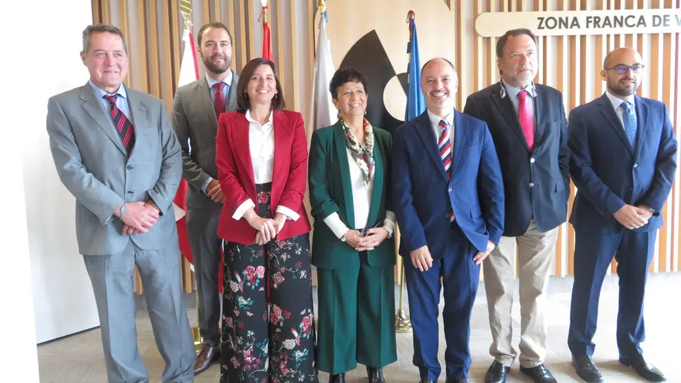 La subsecretaria de Hacienda, Mar&iacute;a del Pilar Paneque, y el delegado de la Zona Franca de Vigo, David Regades, junto a los delegados de las zonas francas de Tenerife, Gran Canaria, Santander y Sevilla, y la delegada de la zona franca de C&aacute;diz.