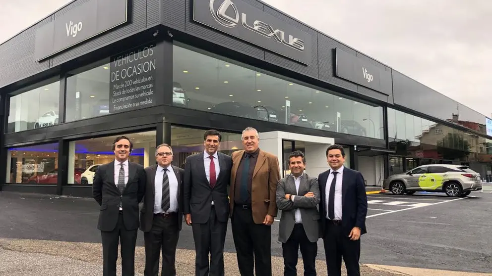 El presidente de Lexus Espa&ntilde;a, Miguel Carsi (3&ordm; por la izq.) con otros directivos de la marca en Lexus Breog&aacute;n Vigo.