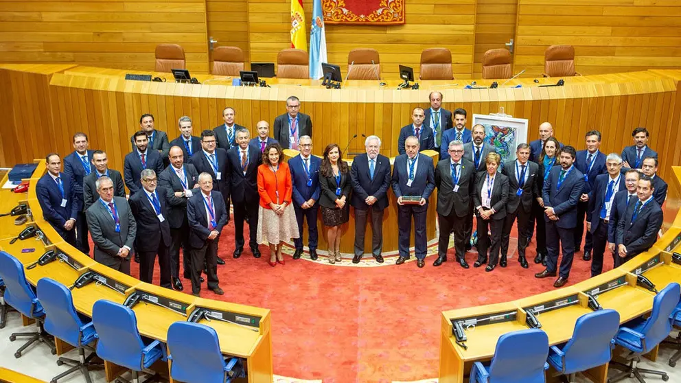 Miembros del&nbsp;Consejo Asesor y Patronato de Fundaci&oacute;n Inade en el Parlamento de Galicia junto a su presidente, Miguel &Aacute;ngel Santalices.