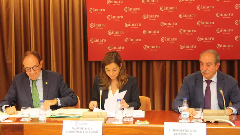 Gonzalo Ortiz, In&eacute;s Rey y Antonio Couceiro, en un momento del encuentro en la C&aacute;mara de A Coru&ntilde;a.