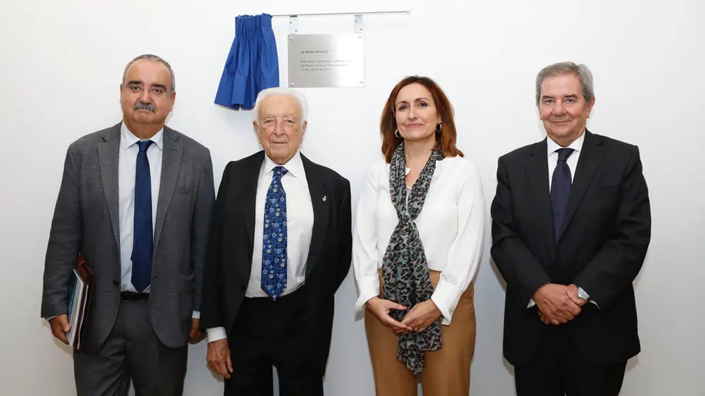Juan Antonio Mart&iacute;nez, subdirector general de Coordinaci&oacute;n de Unidades M&eacute;dicas; Juan Echevarr&iacute;a, presidente de Mutua Universal; Mar&iacute;a Gloria Redondo, directora general del Instituto Nacional de la Seguridad Social y Juan G&uuml;ell, director gerente de Mutua Universal.