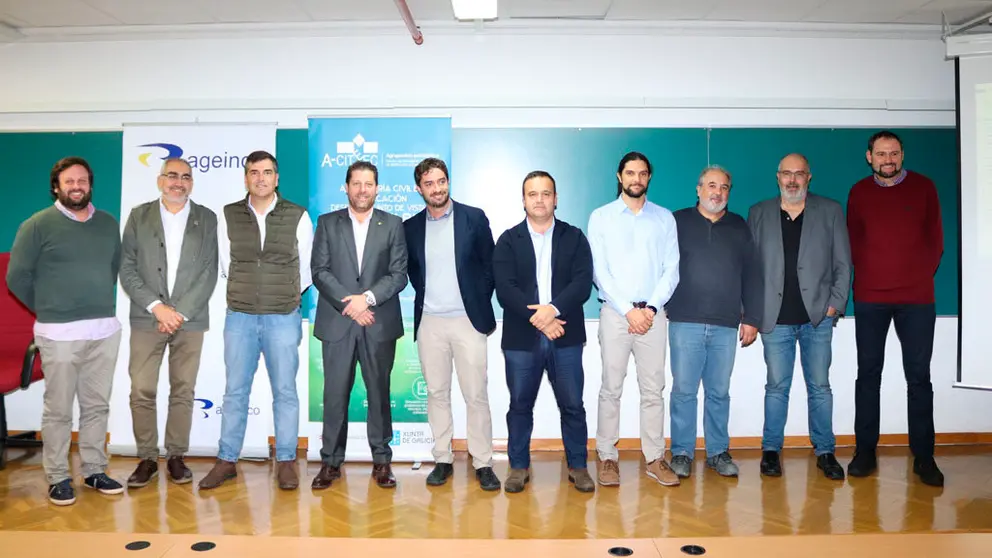 Promotores de los cuatro proyectos, junto al presidente e Ageinco, en la la ETS de Ingenieros de Caminos de A Coru&ntilde;a.
