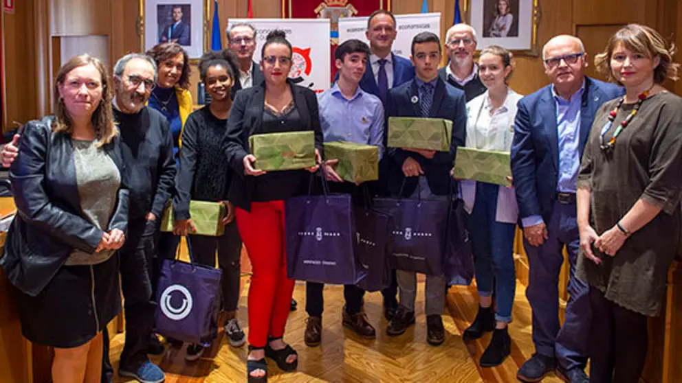 Ganadores de la final de Ourense del torneo de debate, junto a  miembros del Colegio de Economistas, el presidente de la Diputaci&oacute;n y el jurado./A.PAZ.