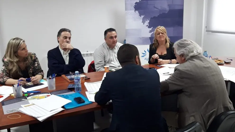 Asistentes a la jornada informativa sobre el pol&iacute;gono empresarial de Vimianzo, junto a la alcaldesa y la gerente de SEA, Beatriz Sestayo.
