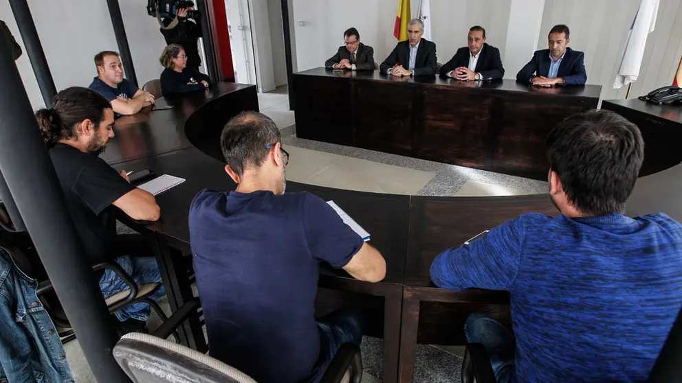 Reuni&oacute;n del conselleiro Francisco Conde con trabajadores de Alcoa San Cibrao y representantes de los concellos de Xove y