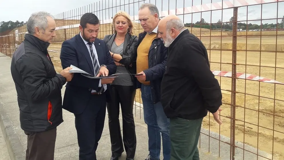 La gerente de SEA, Beatriz Sestayo, el alcalde de A Laracha, Jos&eacute; Manuel P&eacute;rez Varela, y t&eacute;cnicos de SEA, en el parque empresarial de A Laracha.
