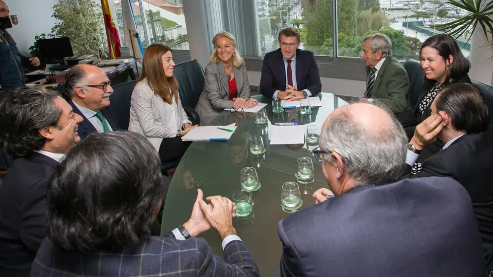 El presidente de la Xunta, acompa&ntilde;ado de la directora xeral de Comercio y la delegada territorial en Vigo, con la directiva de Conxemar.