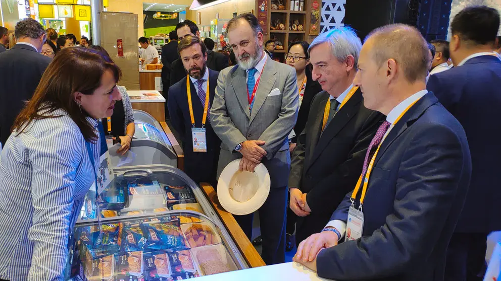 Juan Cividanes (derecha) en uno de los stands de empresas gallegas en China International Import Expo.