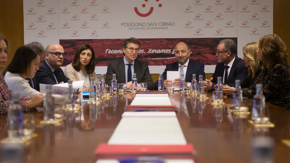 En el centro de la imagen, el presidente de la Xunta, Alberto N&uacute;&ntilde;ez Feij&oacute;o, y el de la Asociaci&oacute;n de Empresarios del Poligono de San Cibrao, Jos&eacute; Antonio Rodr&iacute;guez Araujo./A.VARELA.