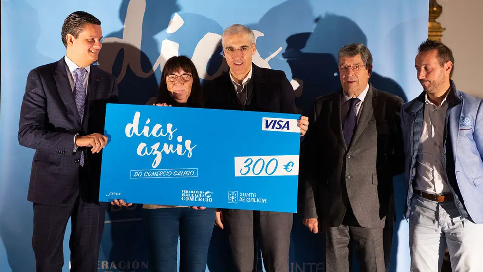 Entrega dun dos vales prepago a un dos ga&ntilde;adores da campa&ntilde;a "D&iacute;as azuis do Comercio Galego".