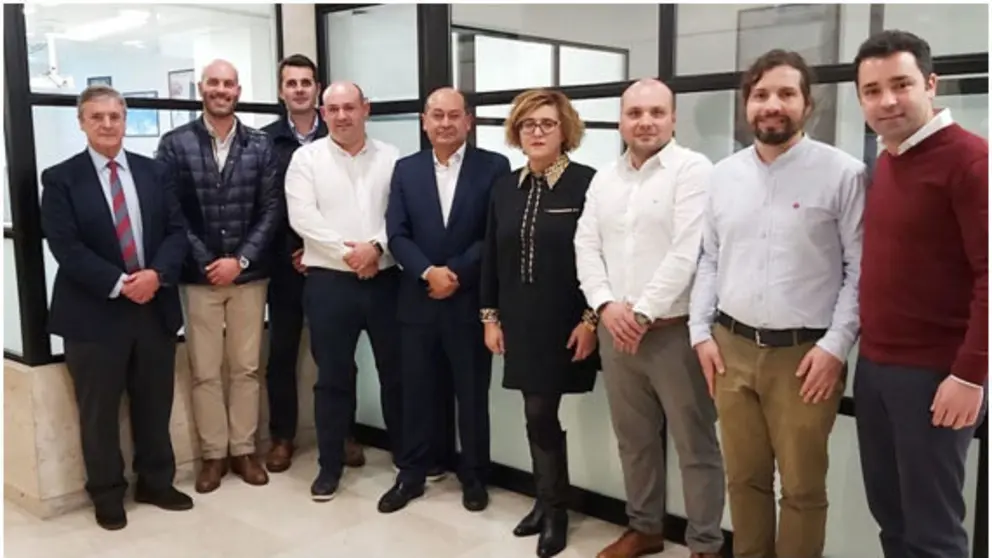 Grupo promotor de Agora MLS Galicia, junto a Mois&eacute;s Ruiz (centro), fundador y gerente de Agora MLS.