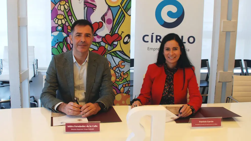 Isidro Fern&aacute;ndez de la Calle y Patricia Garc&iacute;a suscribieron el acuerdo entre R y C&iacute;rculo de Empresarios de Galicia.