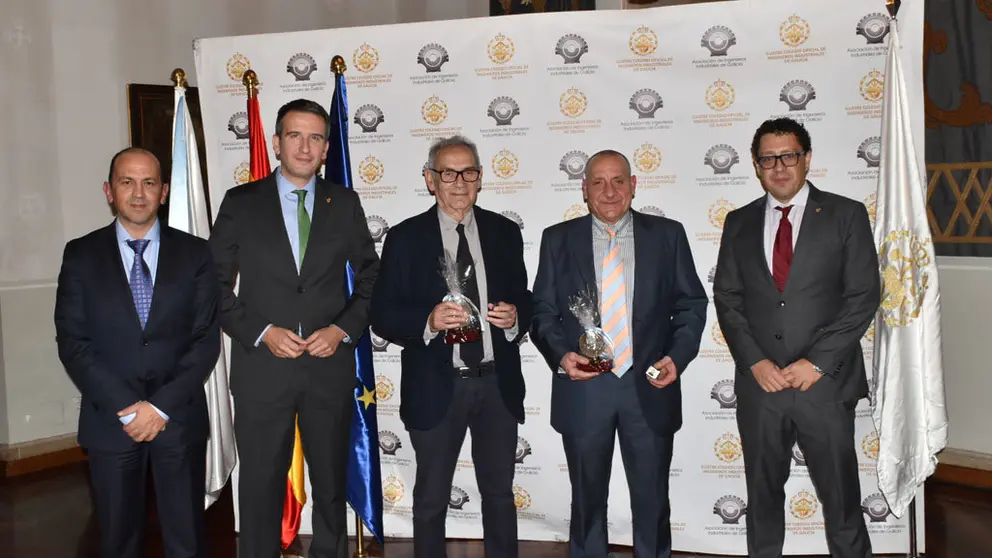 En la foto podemos ver a Ernesto Rodr&iacute;guez (vocal de la Delegaci&oacute;n de ICOIIG), Oriol Sarmiento (decano del ICOIIG), Camilo Nogueira, Jos&eacute; Manuel Lamela y Fernando Blanco (delegado de ICOIIG en Santiago).