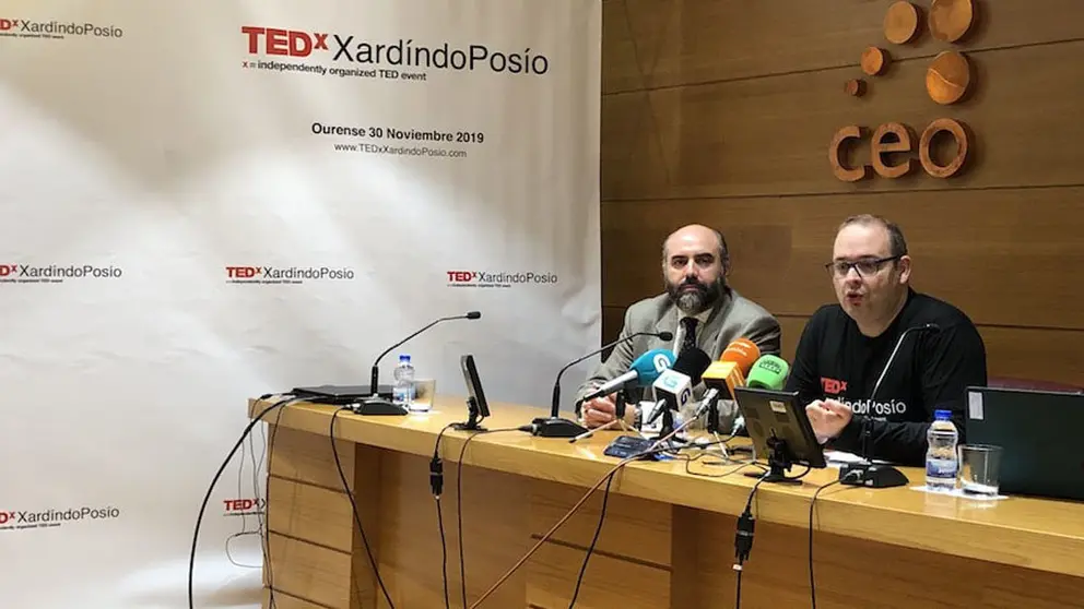 David Mart&iacute;nez, en representaci&oacute;n de la CEO, y Dani Di&eacute;guez, orgnaizador, en la presentaci&oacute;n de TEDxXard&iacute;ndoPos&iacute;o.