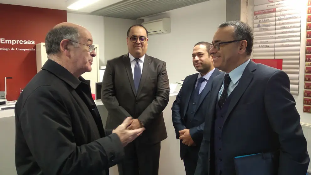 El presidente de la C&aacute;mara de Santiago, Jos&eacute; Sierra (izq.) recibe al embajador tunecino, Wacef
Chiha.