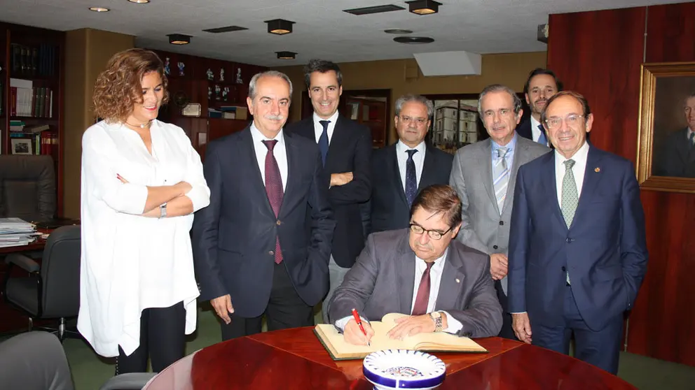 El rector de la Universidad de A Coru&ntilde;a, Julio Abalde (sentado) junto a miembros de la directiva de la C&aacute;mara de A Coru&ntilde;a.