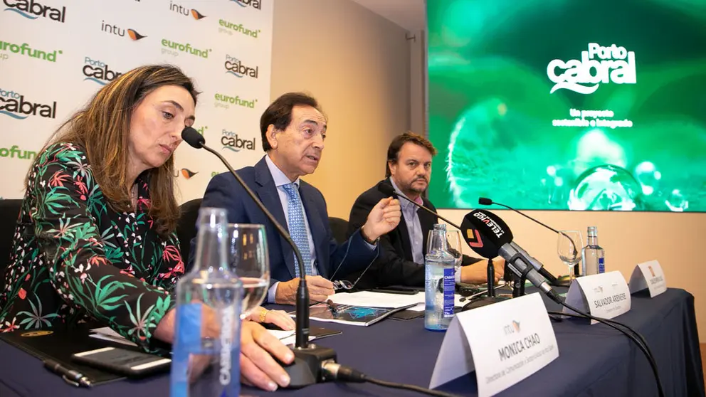 M&oacute;nica Chao, Salvador Arenere y Carlos M&iacute;nguez, en la rueda de prensa sobre Porto Cabral en Vigo.