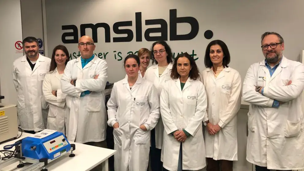 El equipo de Laboratorios con Manuel Lolo, director de AMSlab (der.).