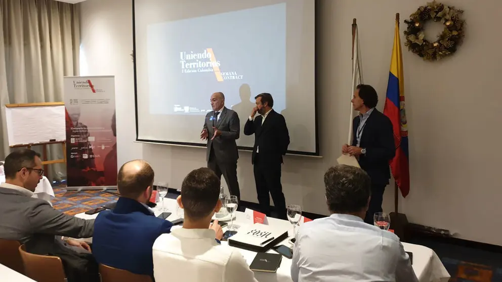 El director de Internacionalizaci&oacute;n del Igape, Augusto &Aacute;lvarez-Borr&aacute;s (centro), con representantes de empresas gallegas del contract en uno de los actos en Colombia.