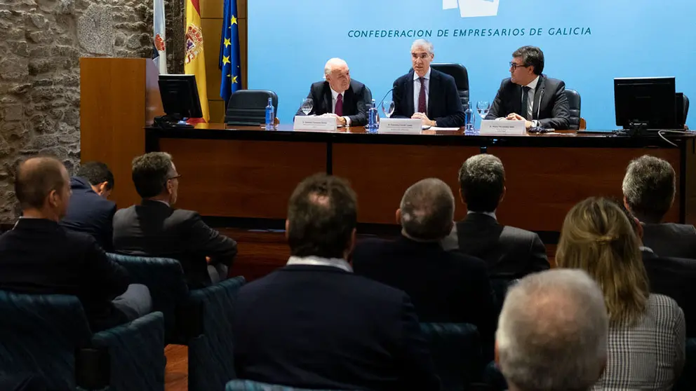 Antonio Fontenla, Francisco Conde y en la clausura del foro celebrado en la sede de la CEG en Santiago./X.CRESPO.