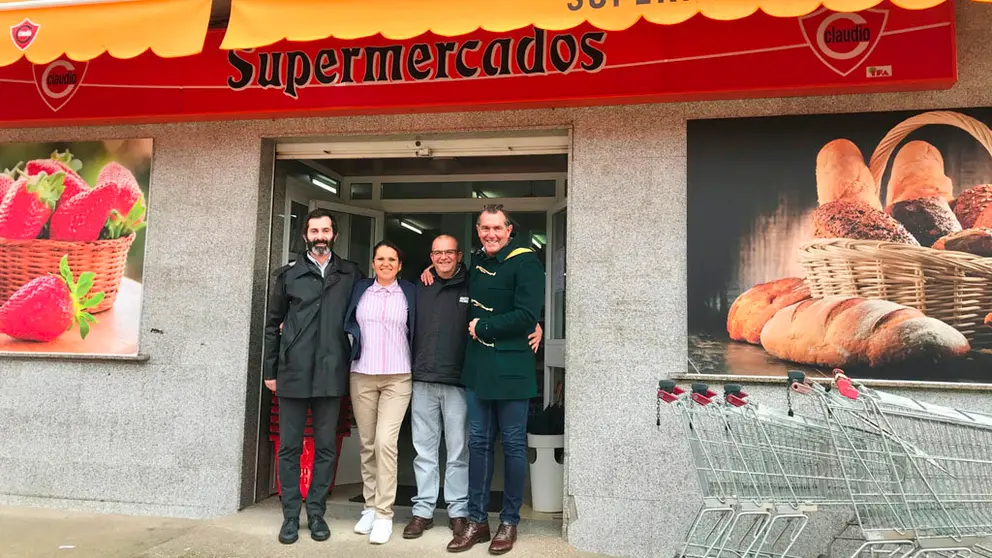Responsables de Gadisa junto a la franquiciada, en el establecimiento Claudio de Padr&oacute;n.