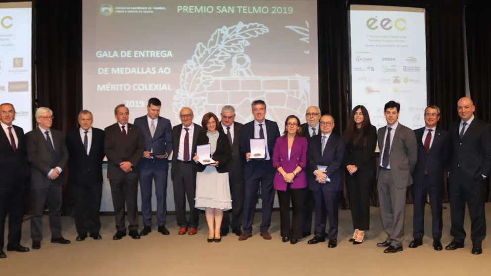 Foto de familia de homenajeados y autoridades en los Premios San Telmo del Colegio de Ingenieros de Caminos, en A Coru&ntilde;a.