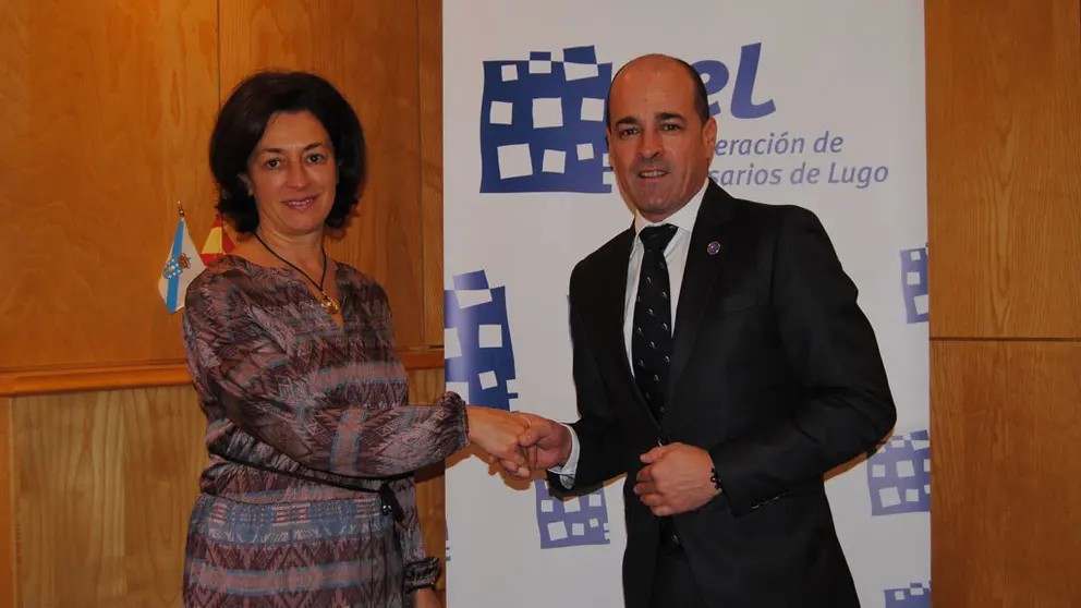 La representante del despacho &Aacute;lvarez Real con el secretario de la Confederaci&oacute;n de Empresarios de Lugo.