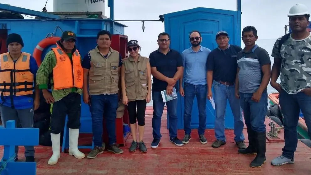 Noa Font&aacute;n (cuarta por la izq.) y Mohamed Soula (sexto por la izq.), expertos de ANFACO-CECOPESCA desplazados en esta misi&oacute;n a la Bah&iacute;a de Sechura, en Per&uacute;.