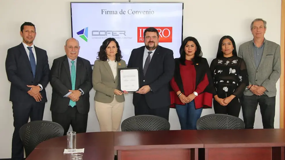 La delegaci&oacute;n de Cofer en una de sus visitas en M&eacute;xico.