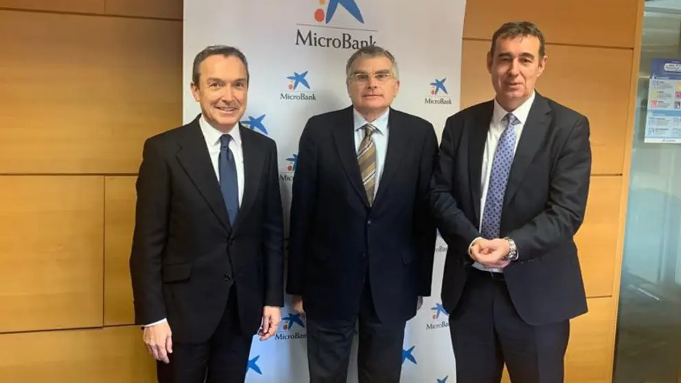 Jos&eacute; Antonio V&aacute;zquez y Emilio Barreiro, en la firma del acuerdo entre Microbank y Cegasal.