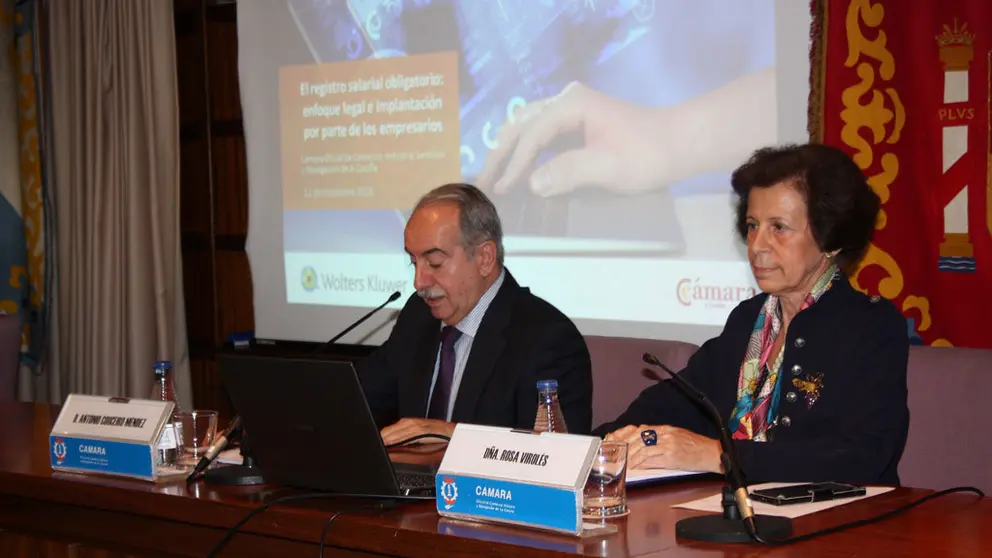 Antonio Couceiro y Rosa Virol&eacute;s, en un momento de la jornada celebrada en la C&aacute;mara de A Coru&ntilde;a.