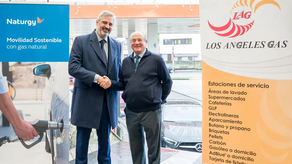 Alberto Fariza y Esteban Parra firmaron el acuerdo entre Naturgy y Los &Aacute;ngeles Gas.