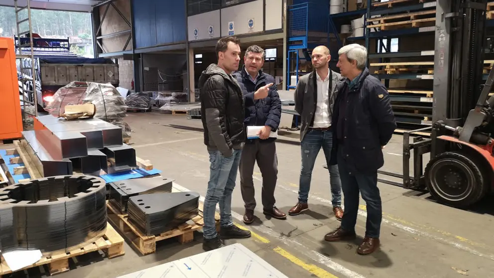 El delegado de la Xunta en A Coru&ntilde;a, Ovidio Rodeiro (2&ordm; por la izq.) en su visita a Carpinter&iacute;a Met&aacute;lica Galanas, una de las empresas beneficiarias por el Galicia Emprega.