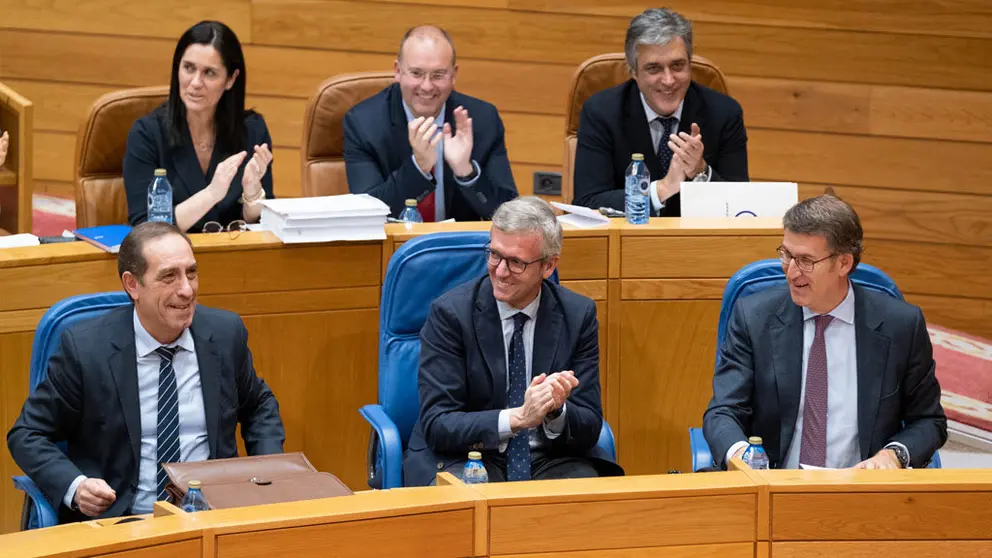 El conselleiro de Facenda, el vicepresidente de la Xunta y el presidente del Ejecutivo gallego, en el Parlamento de Galicia.