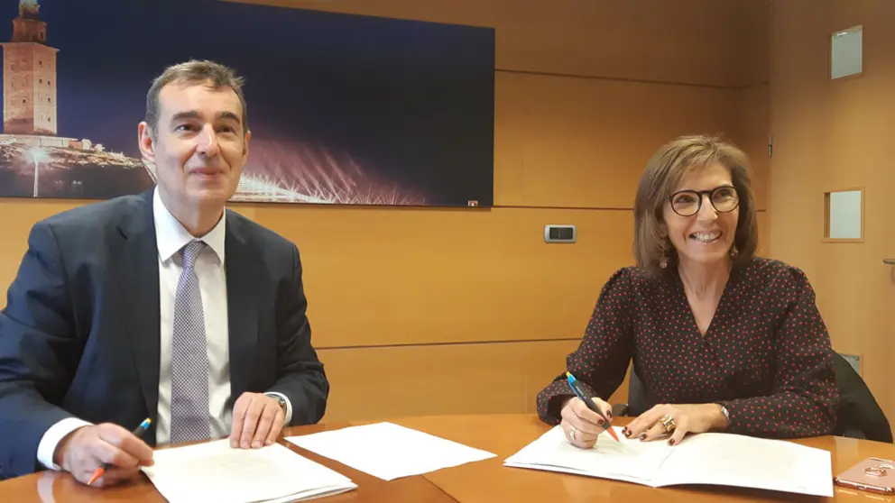 Emilio Barreiro y Carla Reyes, durante la firma.